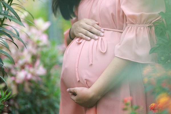 Thérapie femme enceinte : libérez vos émotions par l'art
